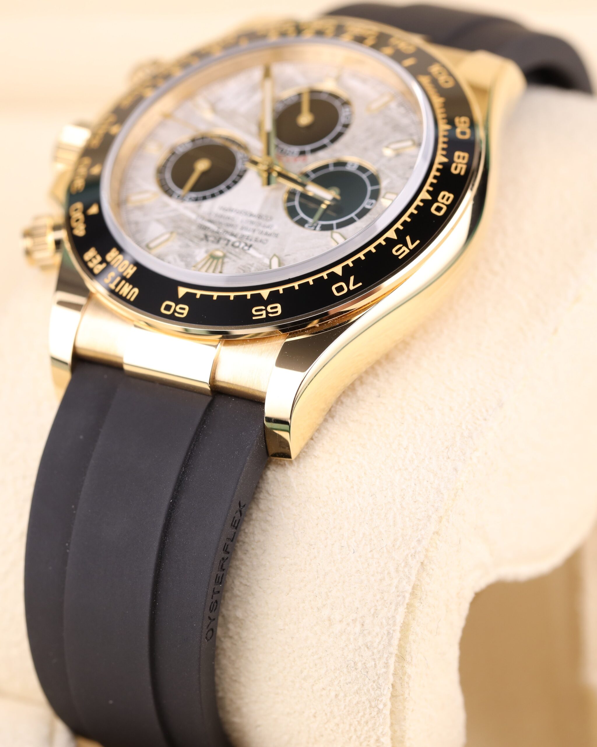 Vintage slim case men’s watch with leather strap
