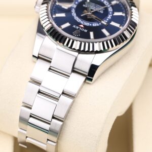 Men's vintage dress automatic watch dial