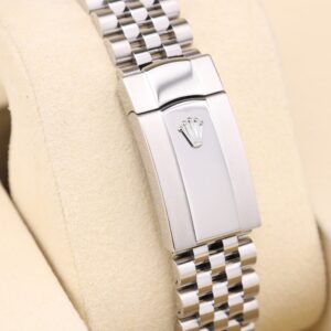 Pre-owned automatic dress watch with classic dial