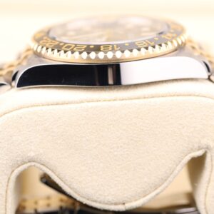 Vintage slim case men’s watch with minimalist design