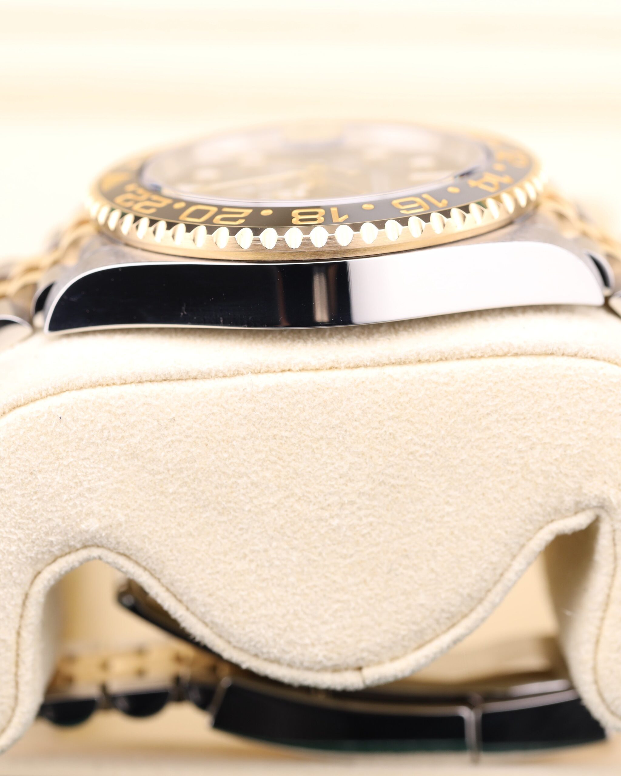 Vintage slim case men’s watch with minimalist design