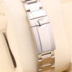 Vintage slim case men’s watch with minimalist design