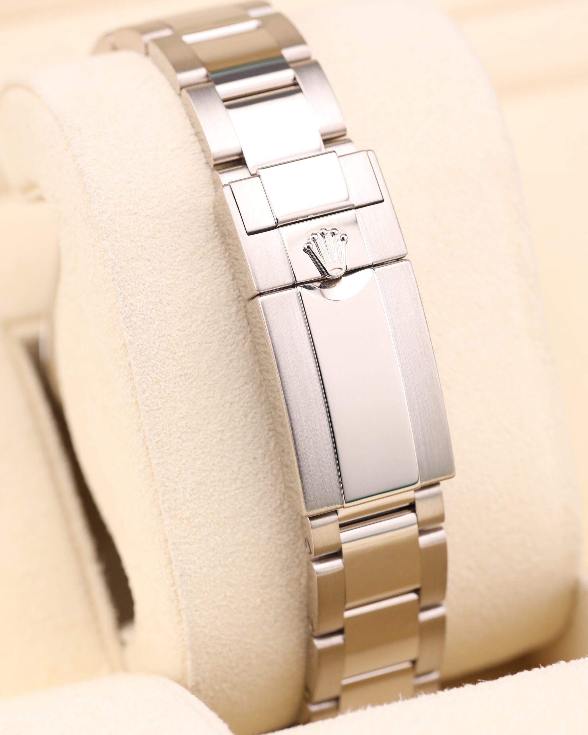 Vintage slim case men’s watch with minimalist design