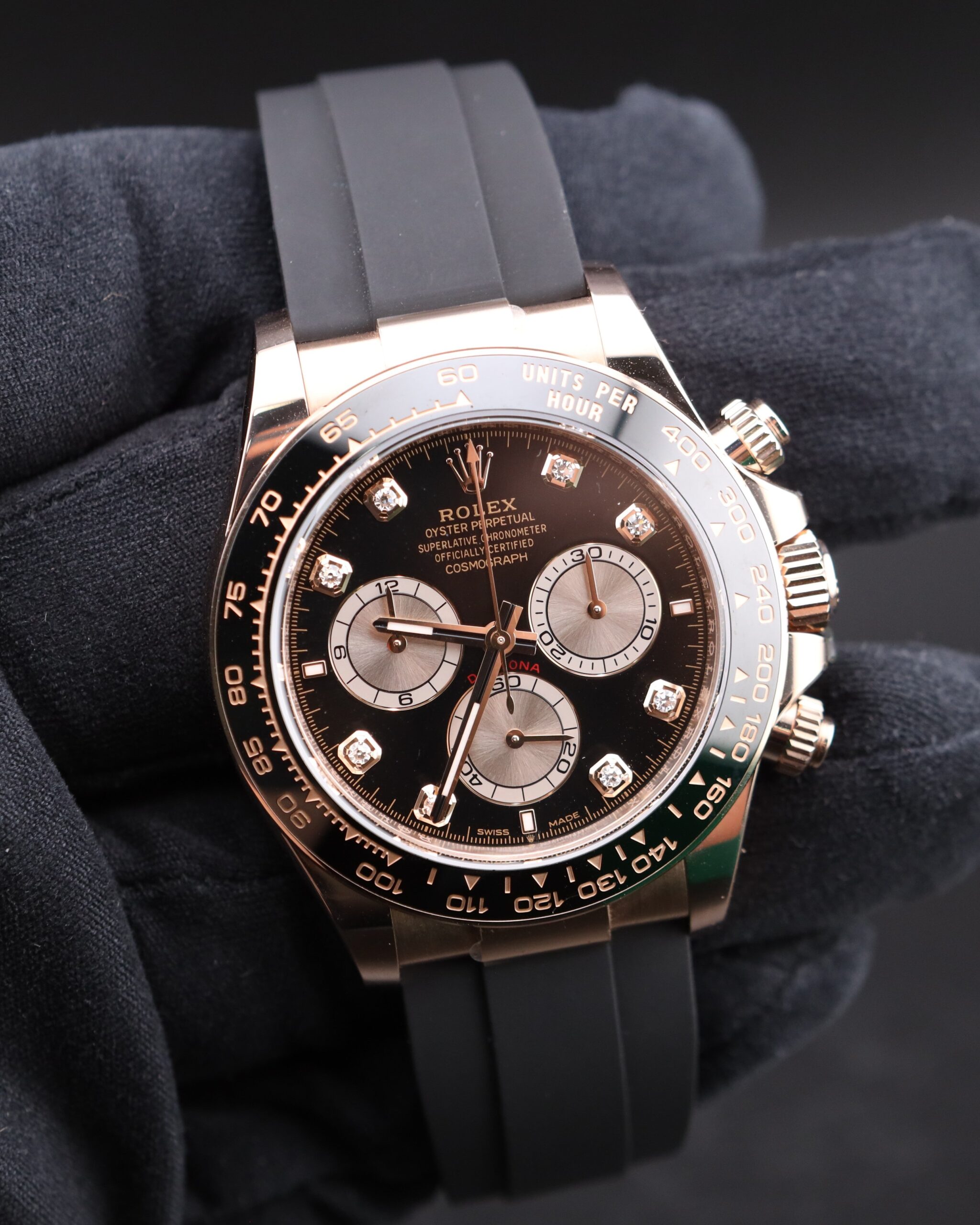 Vintage diver mechanical watch with bold bezel