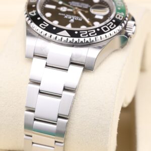 Vintage diver mechanical watch with rotating bezel
