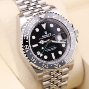 Vintage diver mechanical watch with bold dial