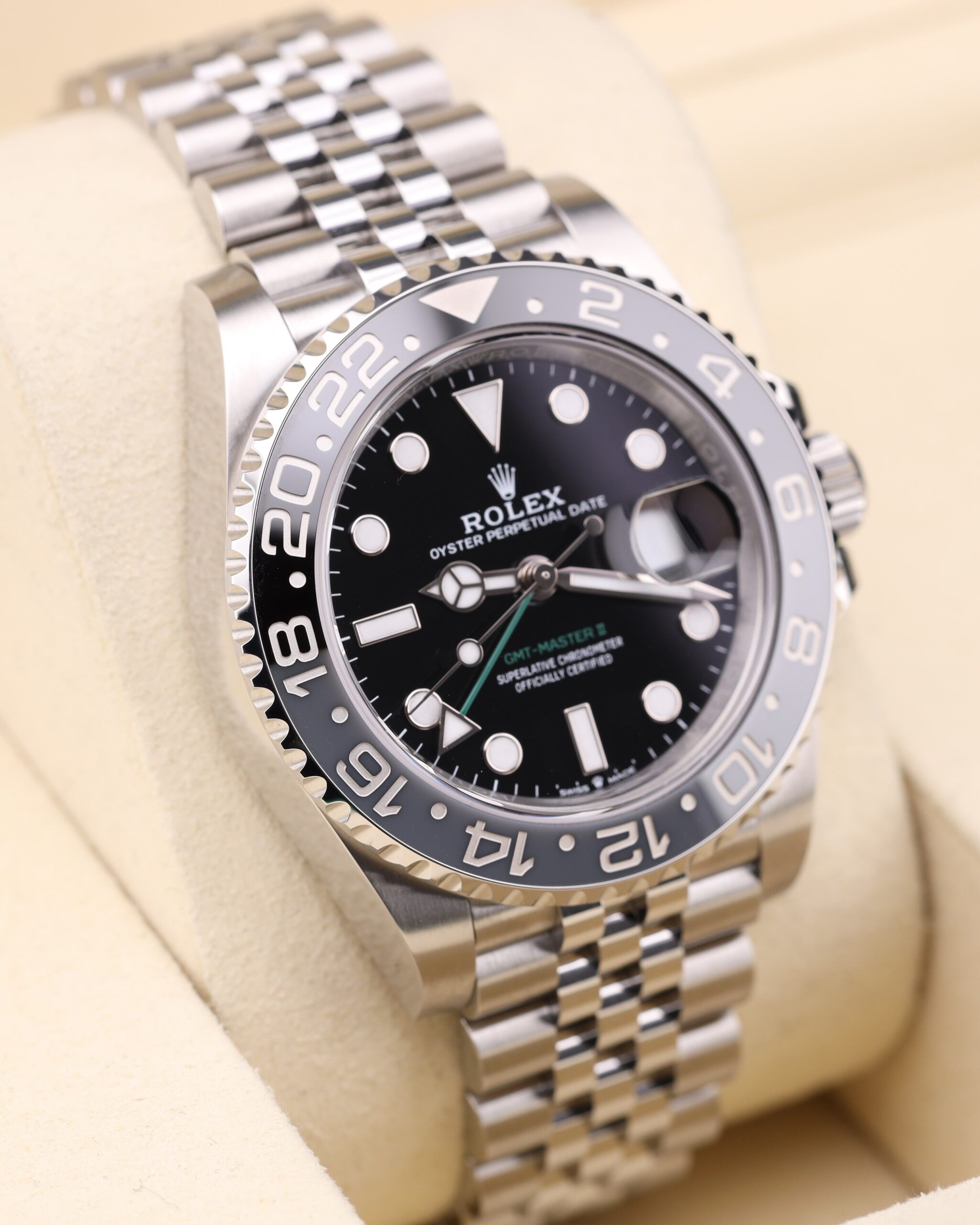 Vintage diver mechanical watch with bold dial