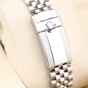 Vintage diver mechanical watch with bold dial