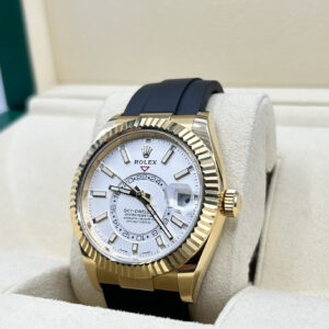 Men's vintage dress automatic watch with slim case