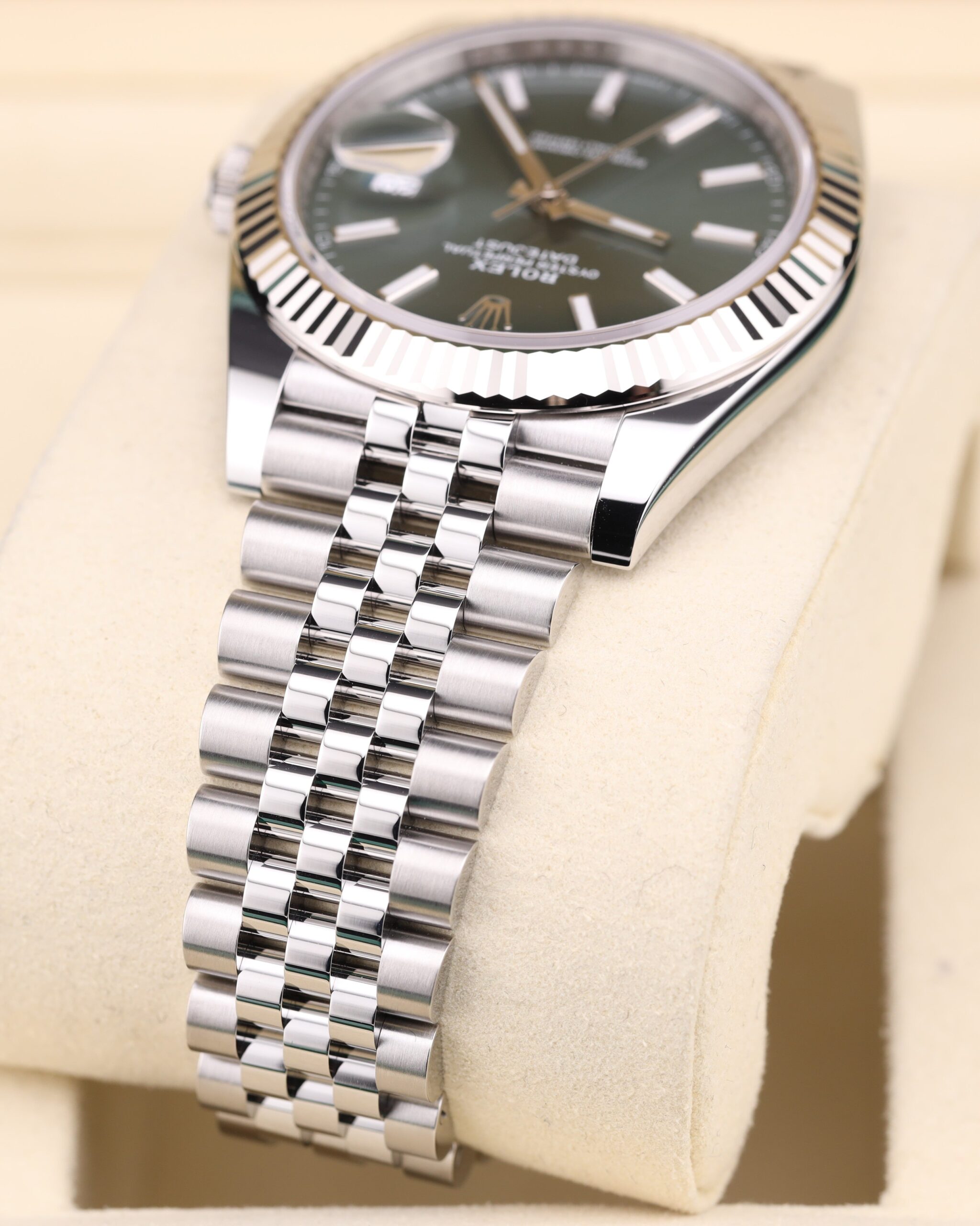 Vintage diver mechanical watch with black bezel