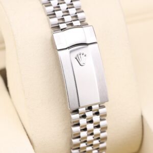Vintage mechanical diver watch with rotating bezel
