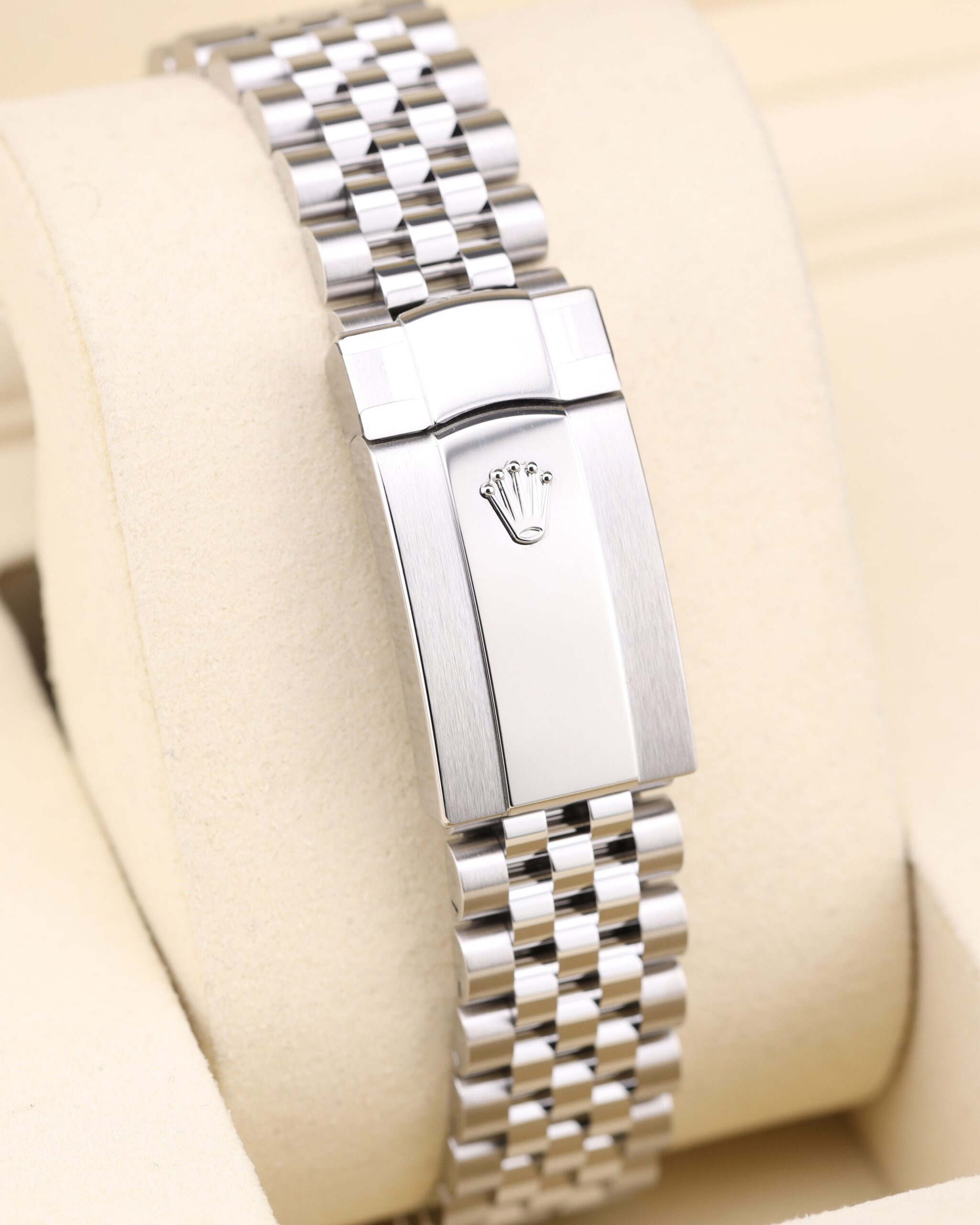 Vintage mechanical diver watch with rotating bezel