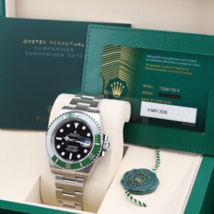Vintage diver mechanical watch with bold dial