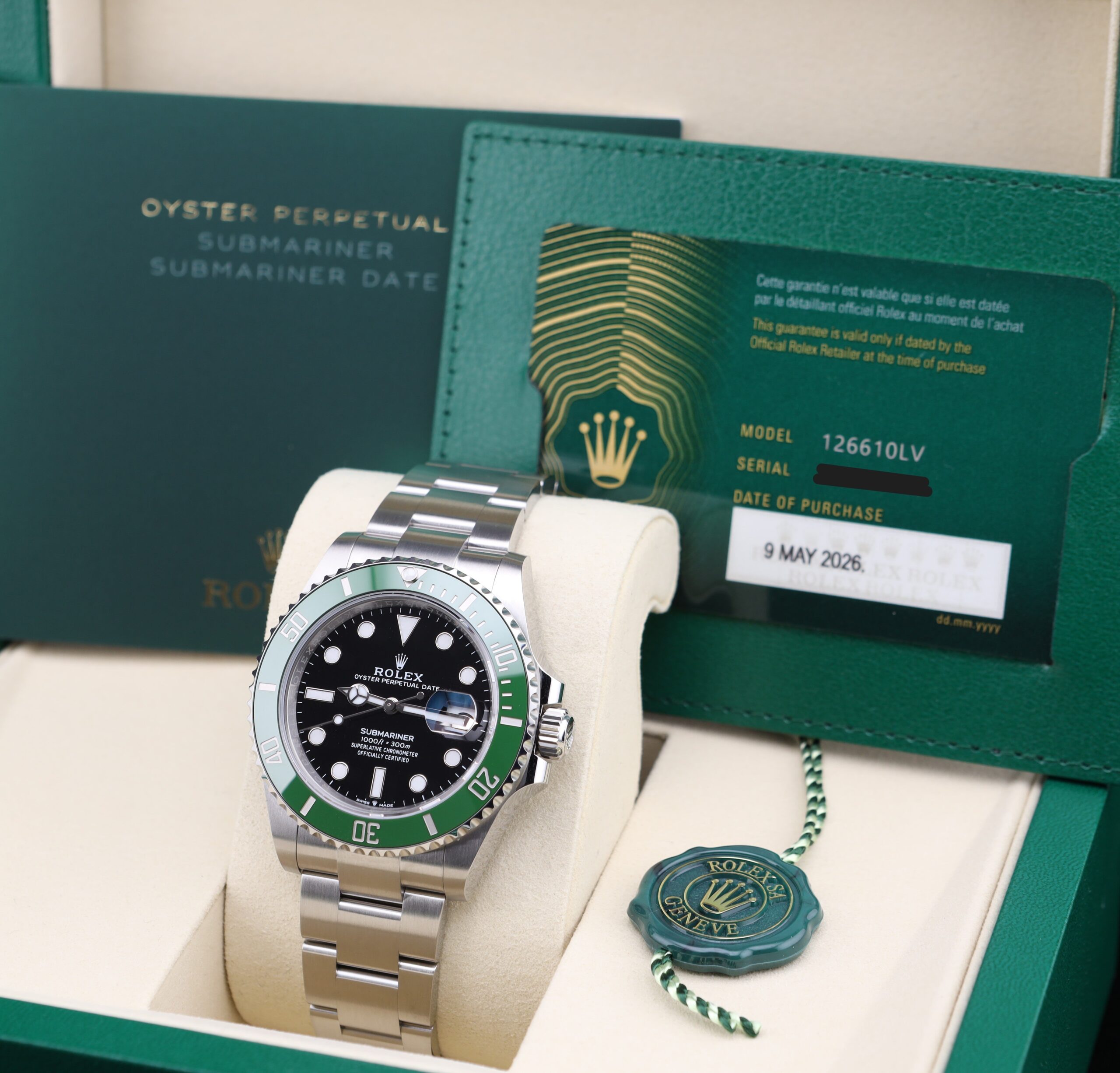 Vintage diver mechanical watch with bold dial