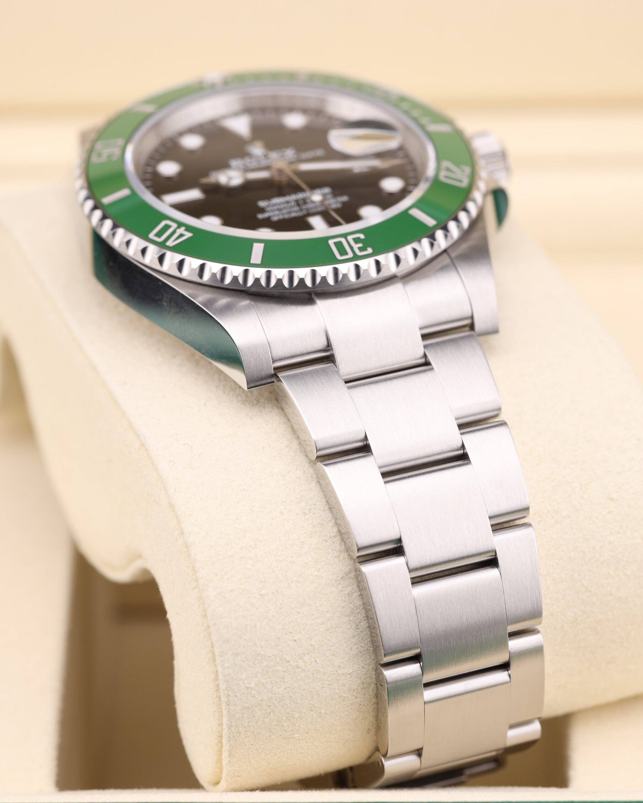 Vintage slim case men’s watch with simple dial