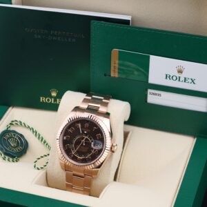 Men's vintage dress automatic watch with sleek profile