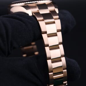 Pre-owned automatic dress watch with classic dial
