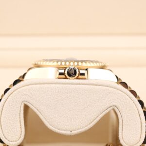 Vintage slim case men's watch with leather strap