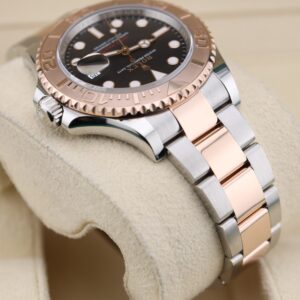Vintage slim case men’s watch with minimalist design