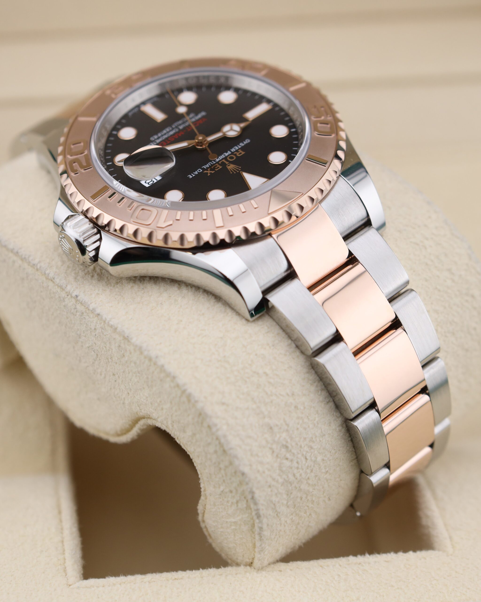 Vintage slim case men’s watch with minimalist design