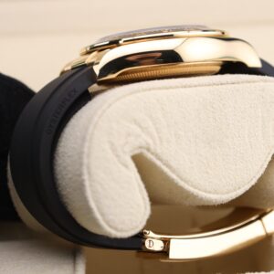 Men's vintage dress automatic watch in classic design