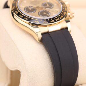 Vintage diver mechanical watch with bold bezel