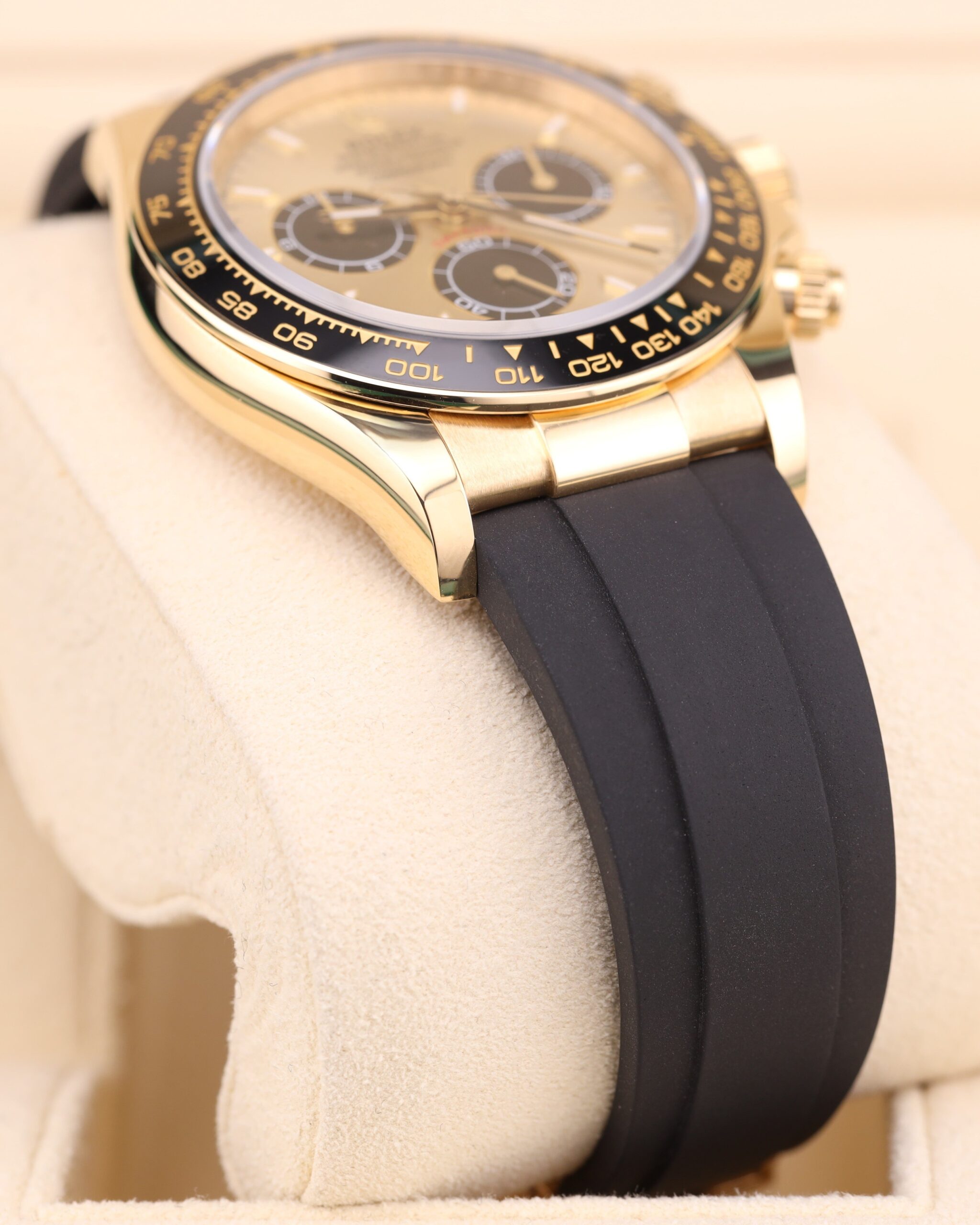 Vintage diver mechanical watch with bold bezel