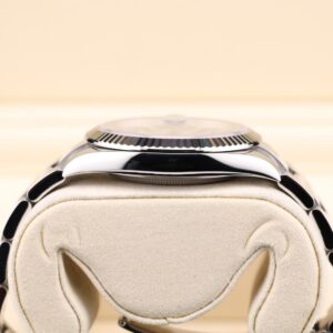 Vintage diver mechanical watch with rotating bezel