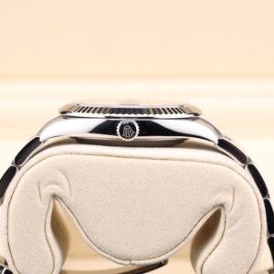 Pre-owned automatic dress watch with classic dial
