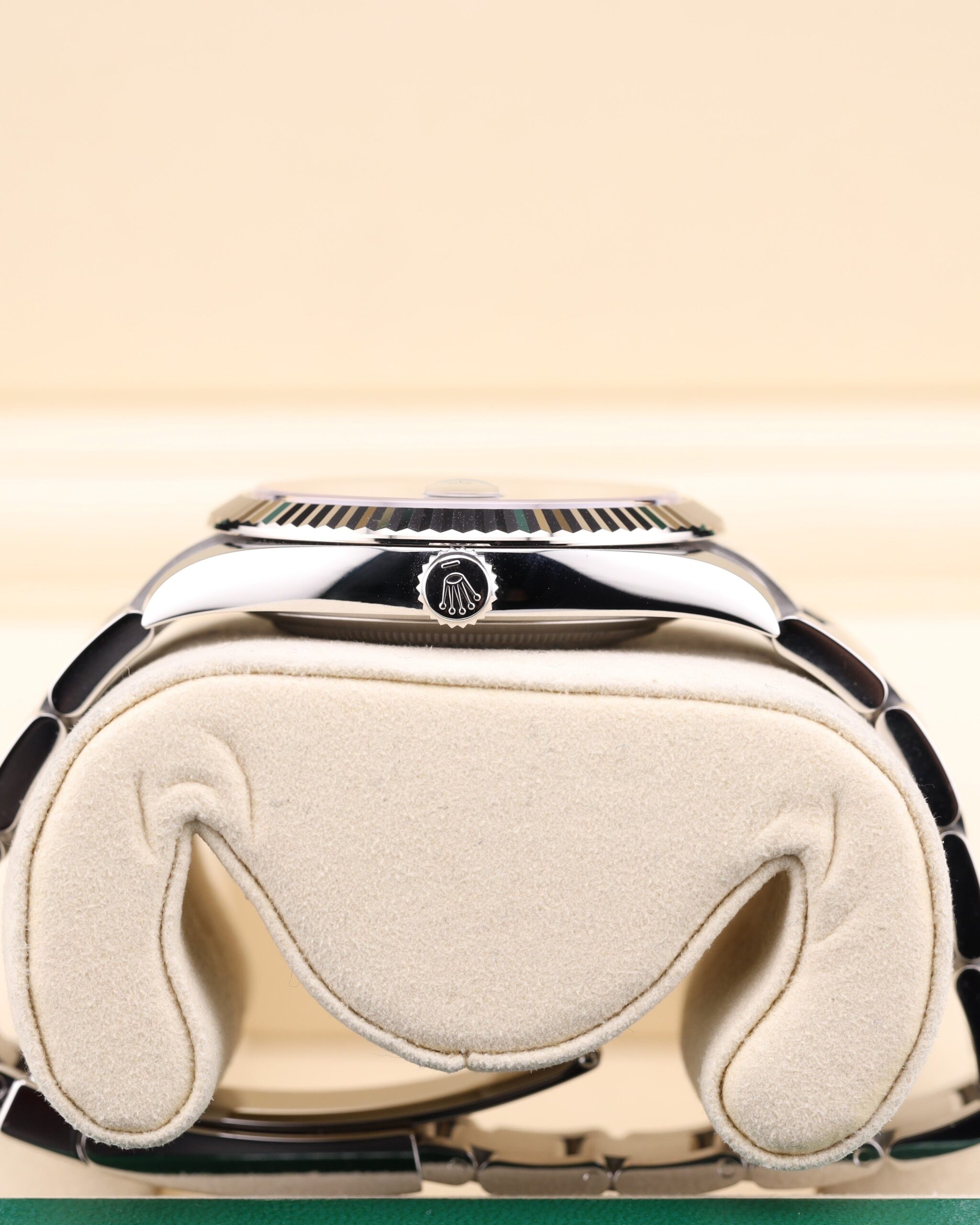 Pre-owned automatic dress watch with classic dial