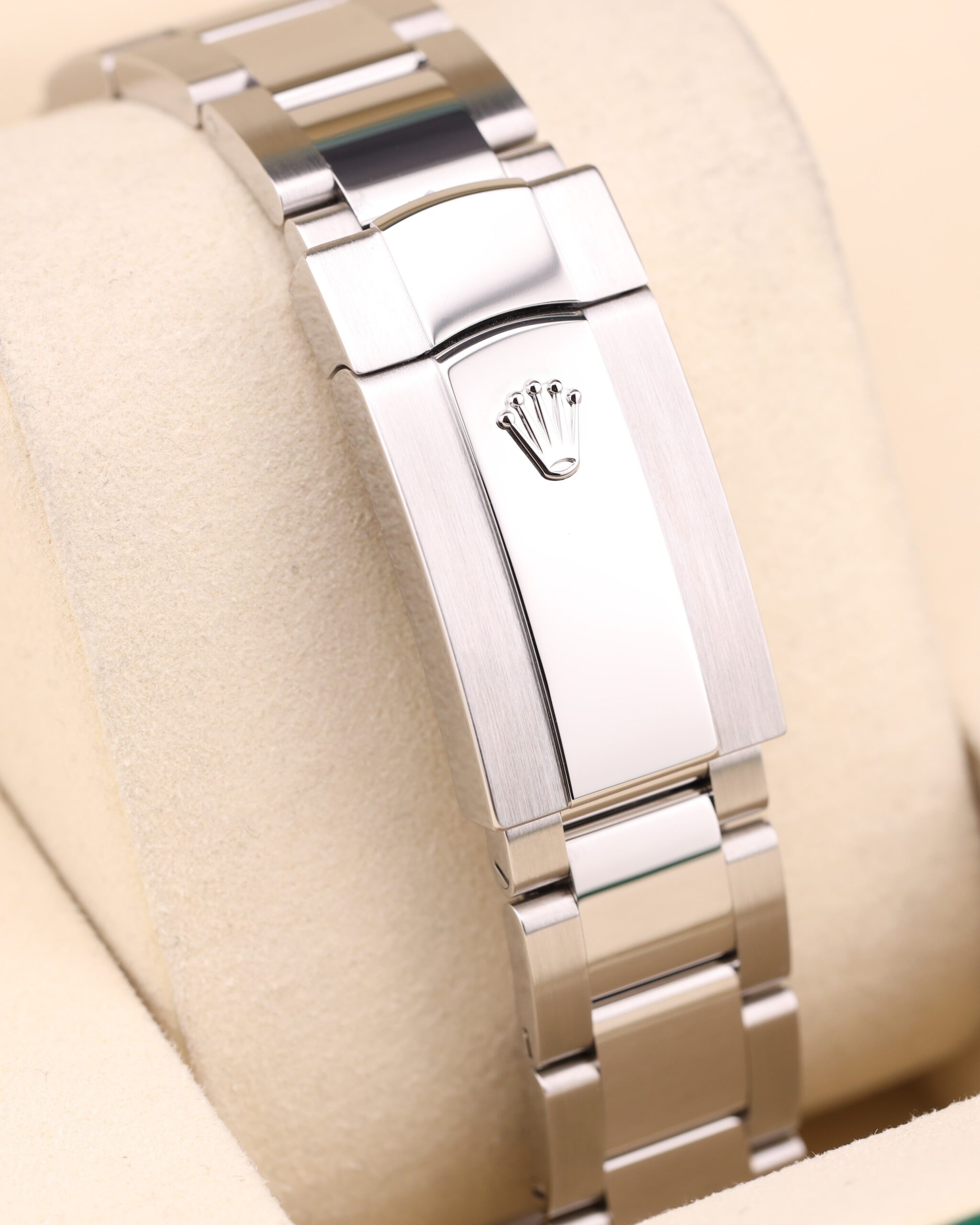 Men's vintage dress automatic watch on leather strap