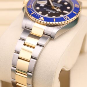 Vintage diver mechanical watch with bold dial