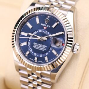 Vintage diver mechanical watch with bold bezel
