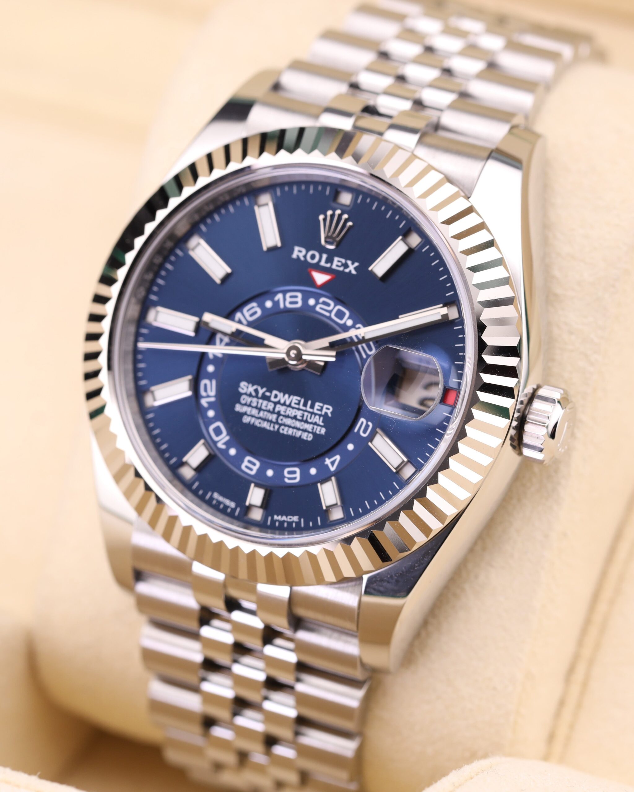 Vintage diver mechanical watch with bold bezel