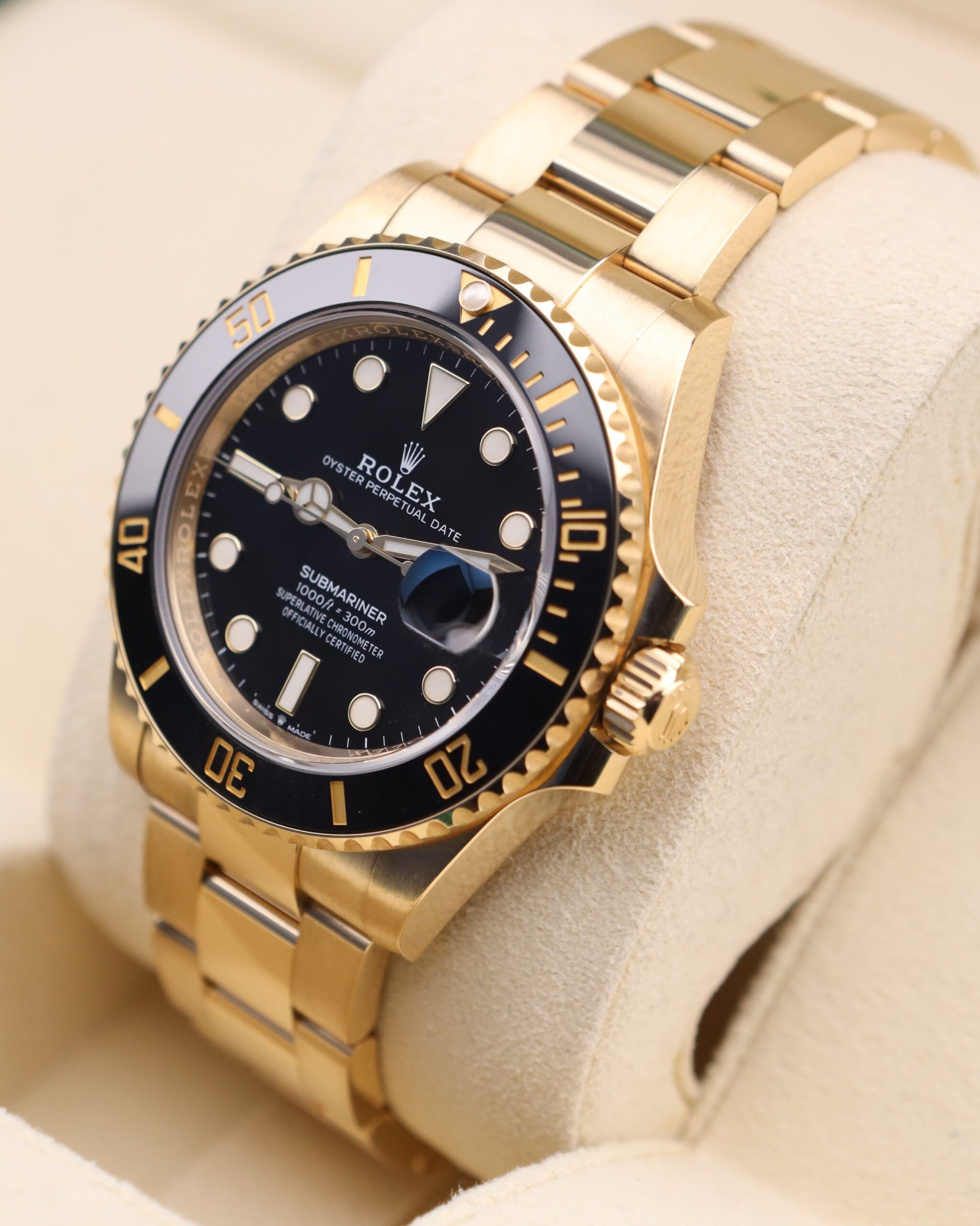 Vintage diver mechanical watch with bold dial