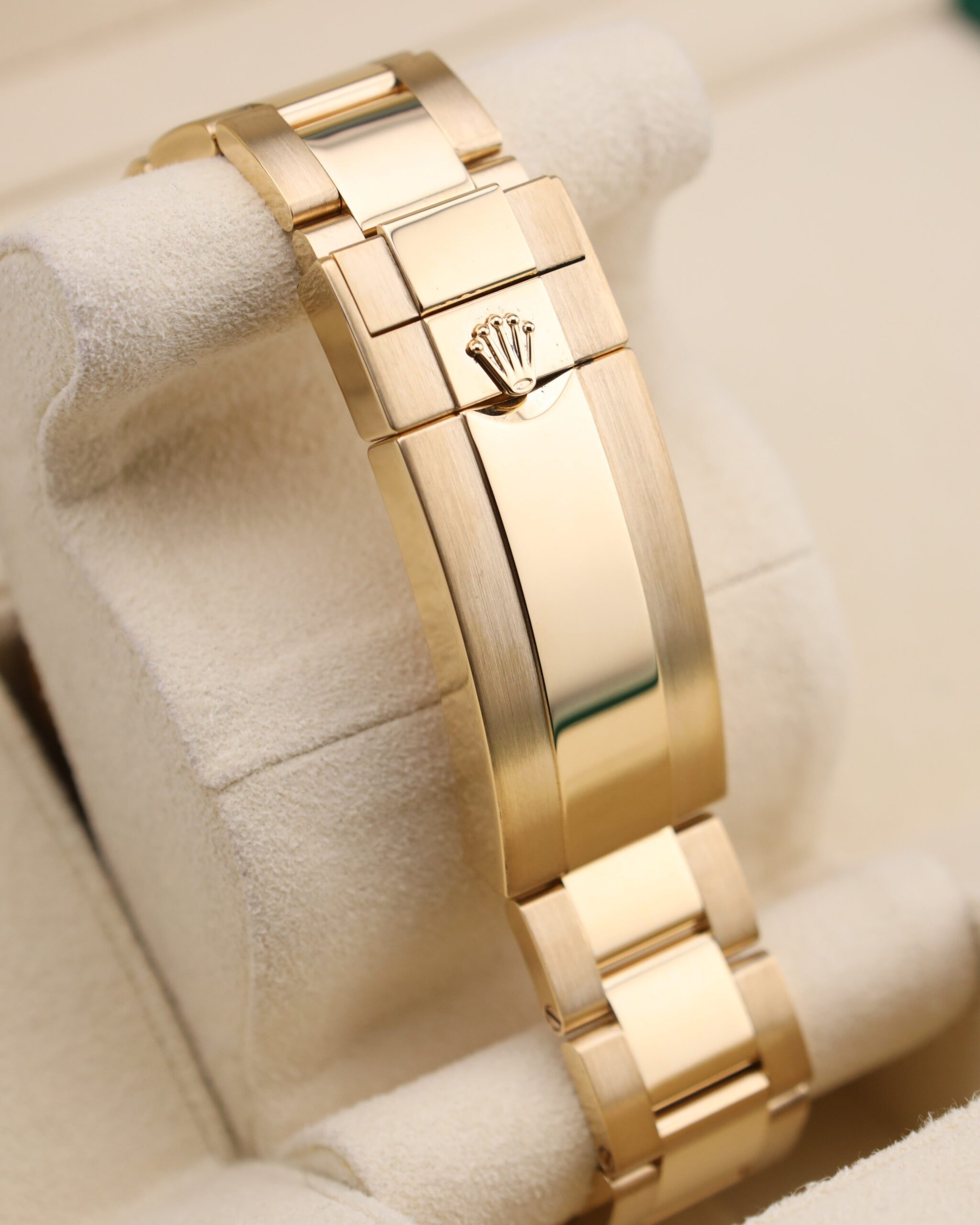 Men's vintage dress automatic watch dial