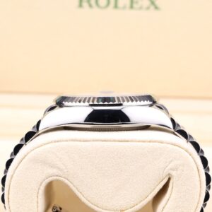Vintage diver mechanical watch with bold dial