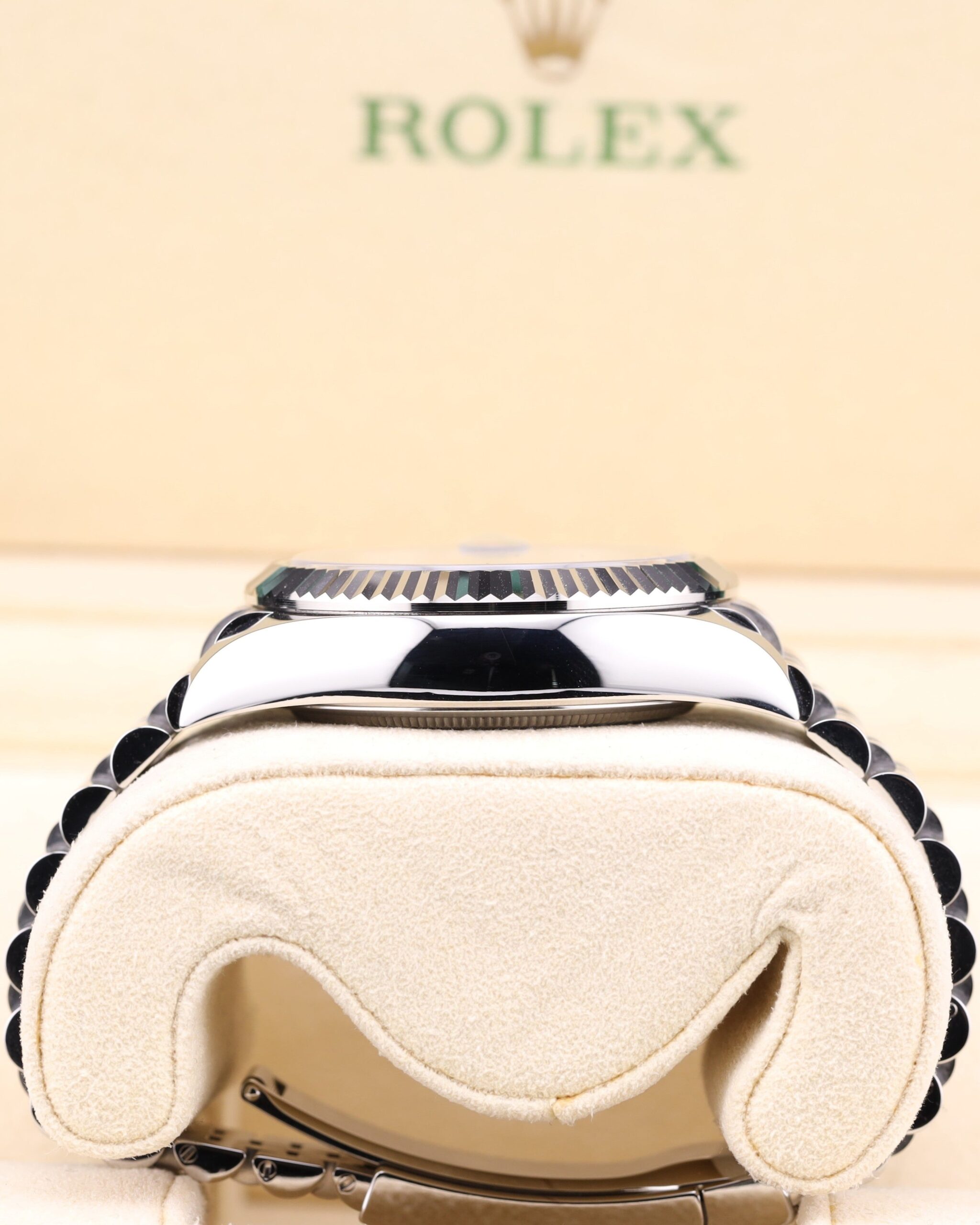 Vintage diver mechanical watch with bold dial