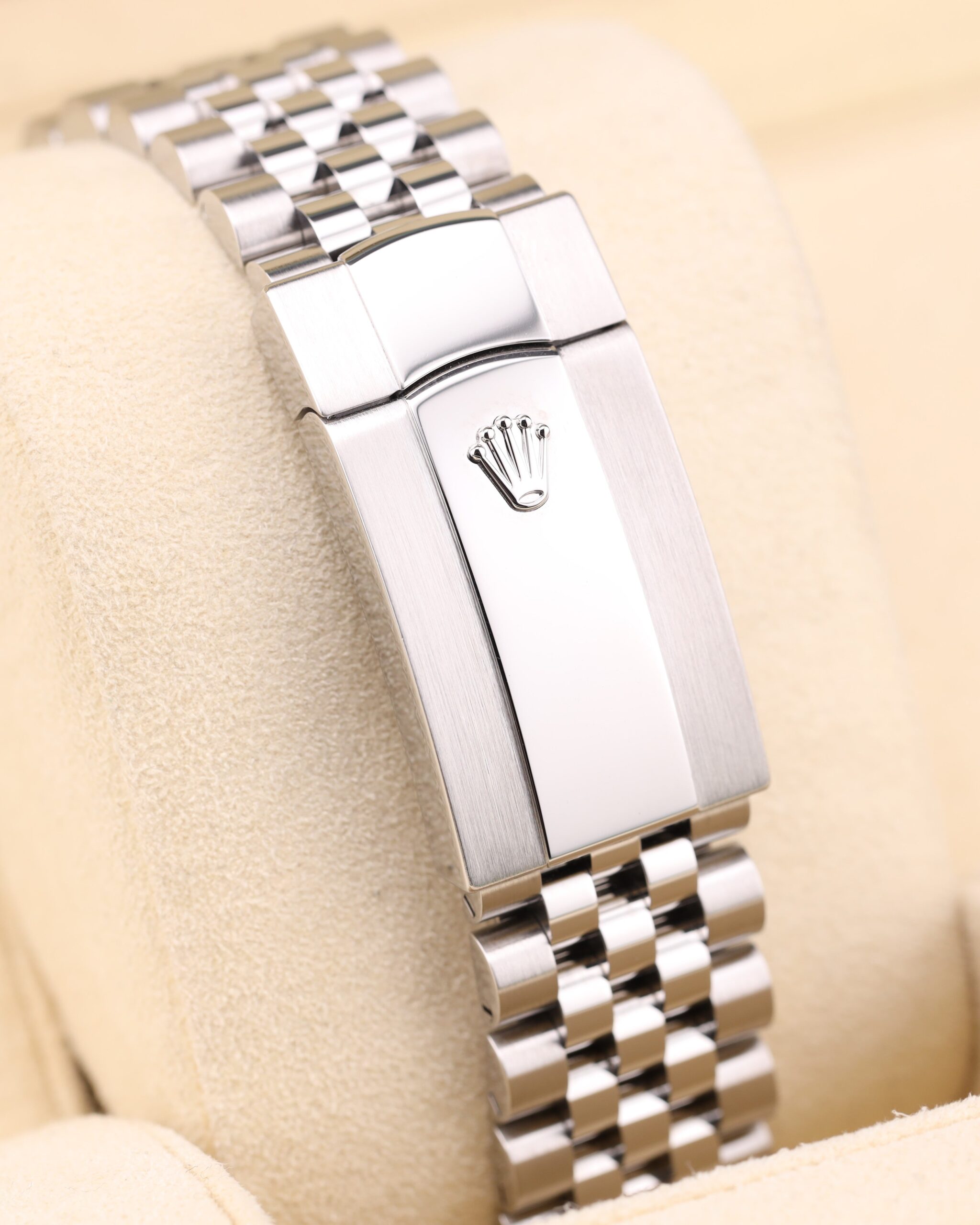 Elegant pre-owned automatic dress watch
