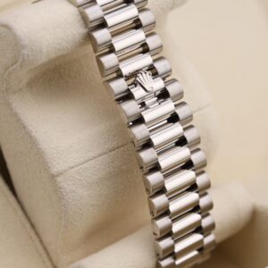 Vintage slim case men's dress watch