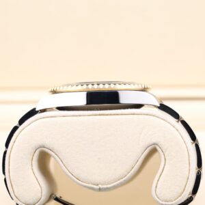 Pre-owned automatic dress watch with classic dial