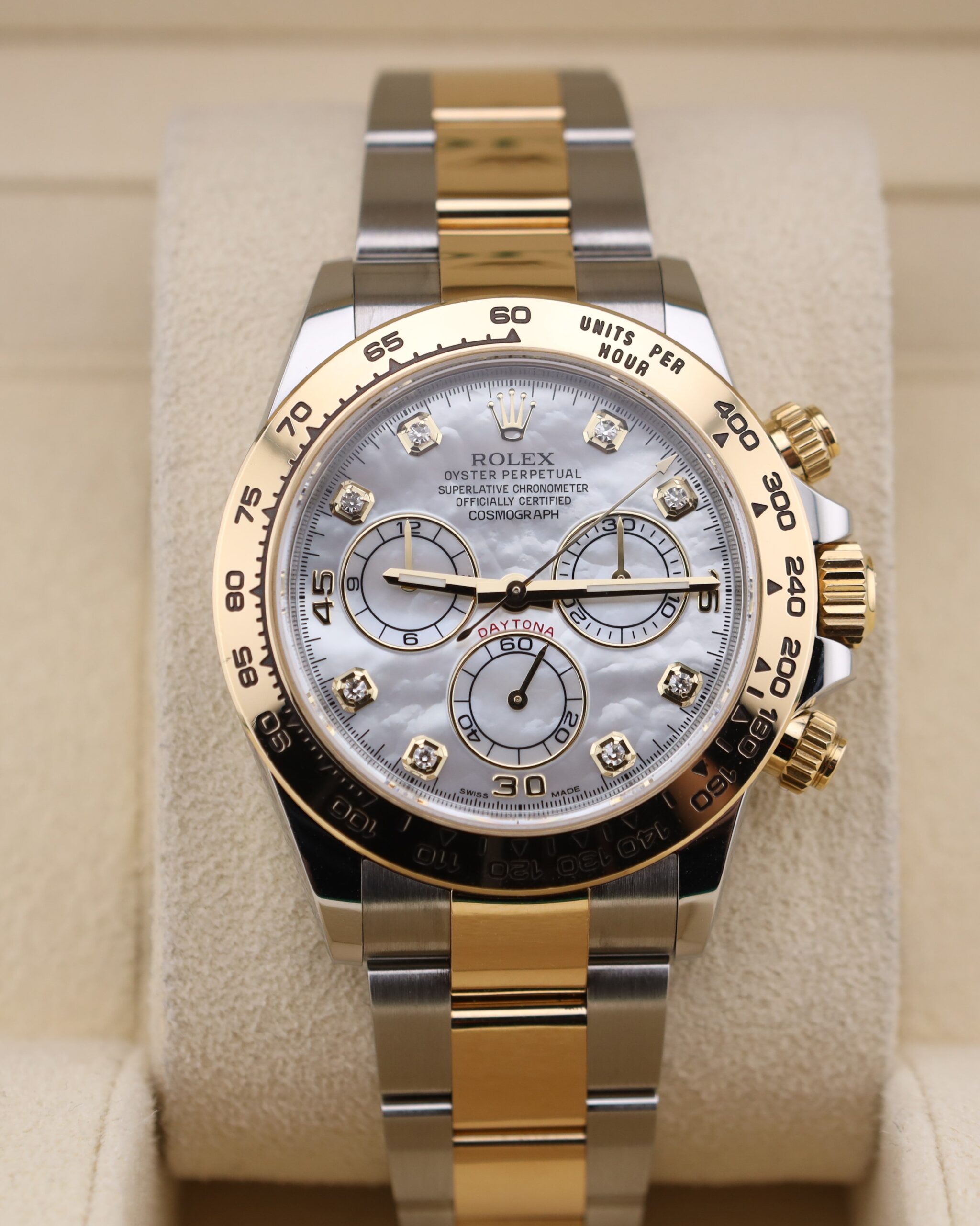 Vintage diver mechanical watch with bold bezel