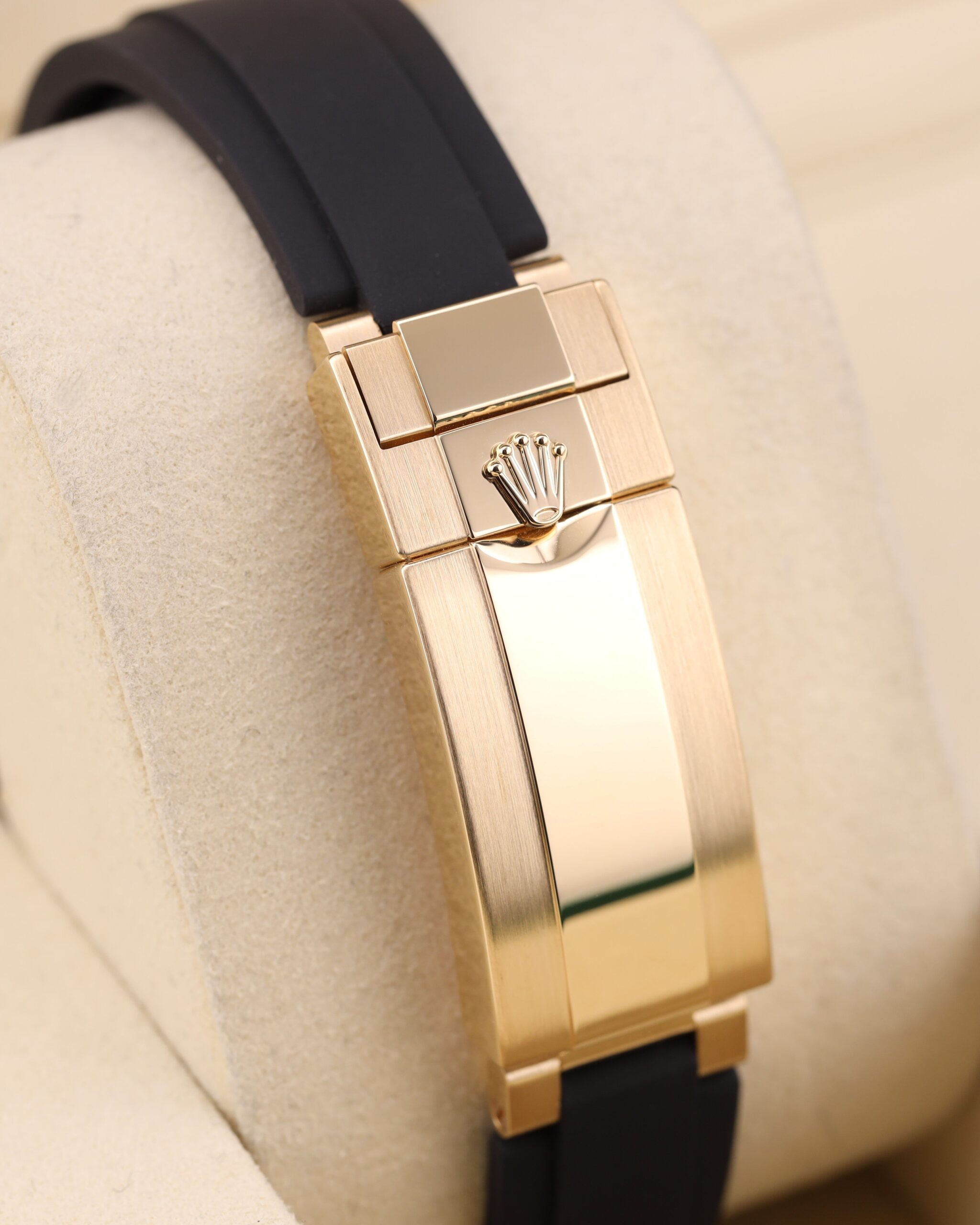 Vintage slim case men’s wristwatch
