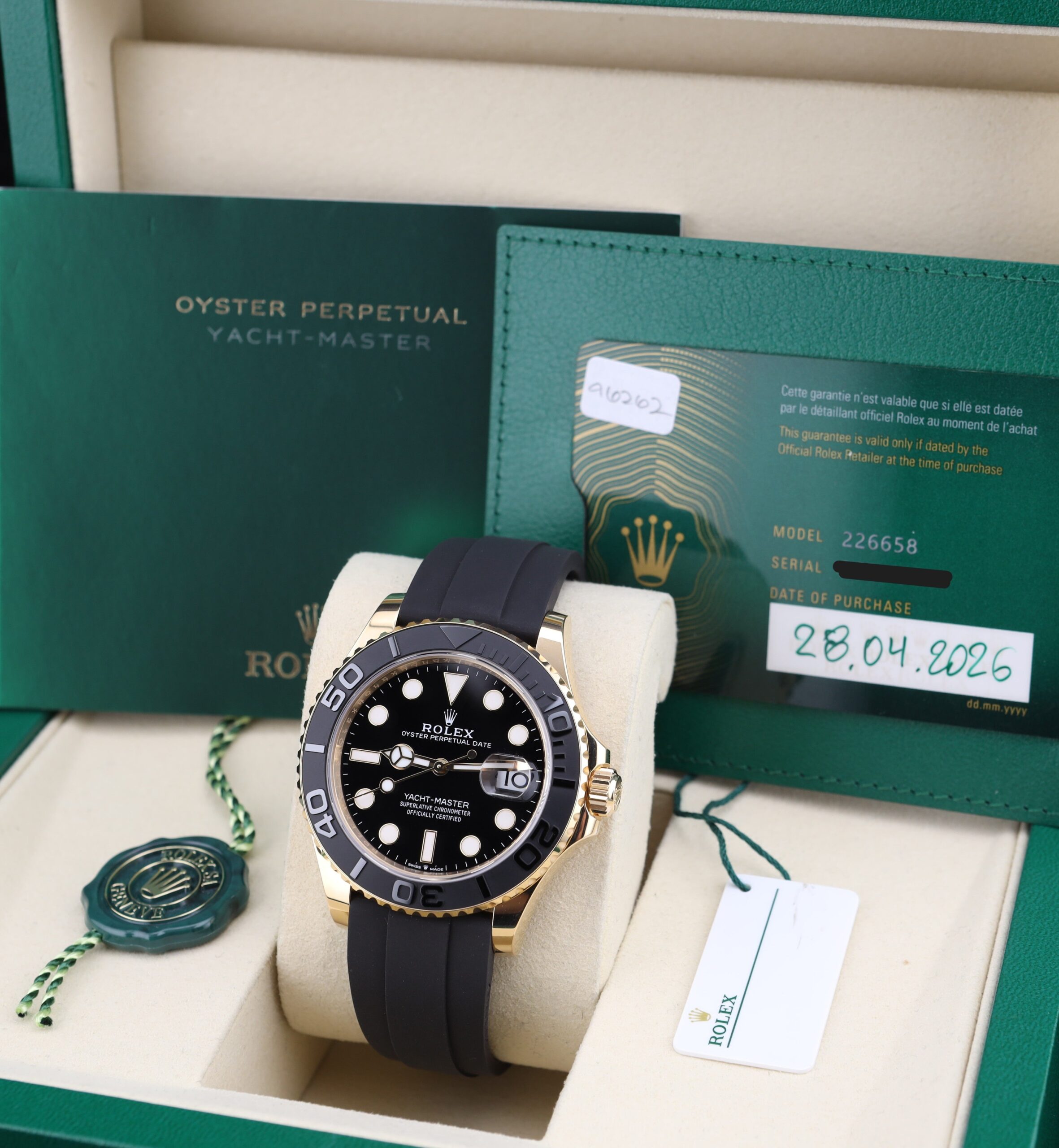 Vintage diver mechanical watch with bold dial