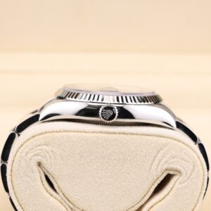 Vintage slim case men’s watch with simple dial