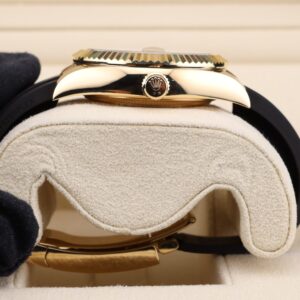 Vintage diver mechanical watch with bold bezel