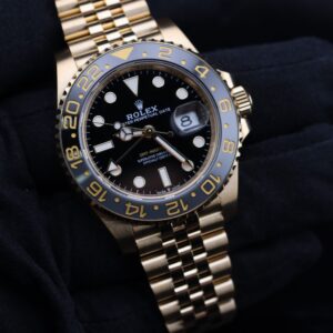 Vintage diver mechanical watch with rotating bezel