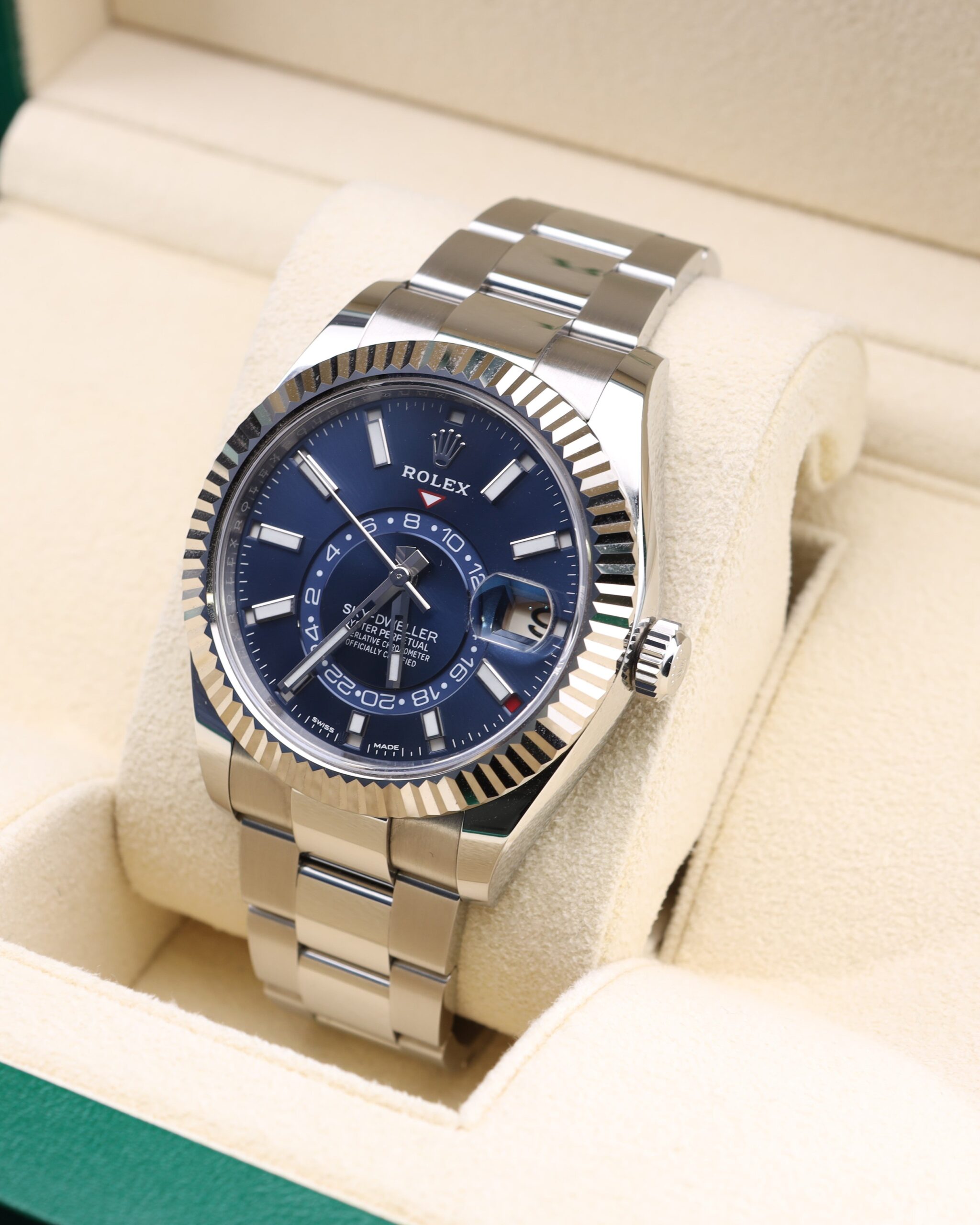 Vintage diver mechanical watch with rotating bezel