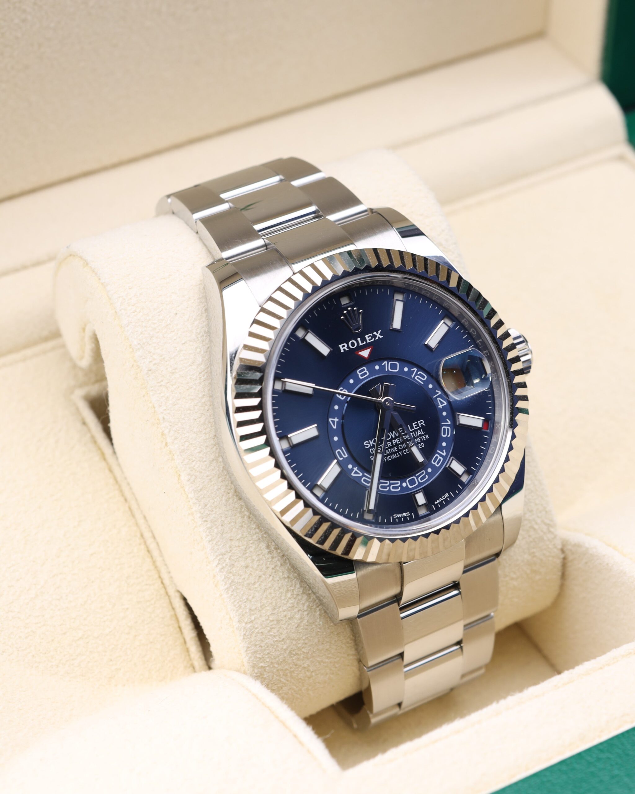 Pre-owned moonphase wrist watch with elegant dial