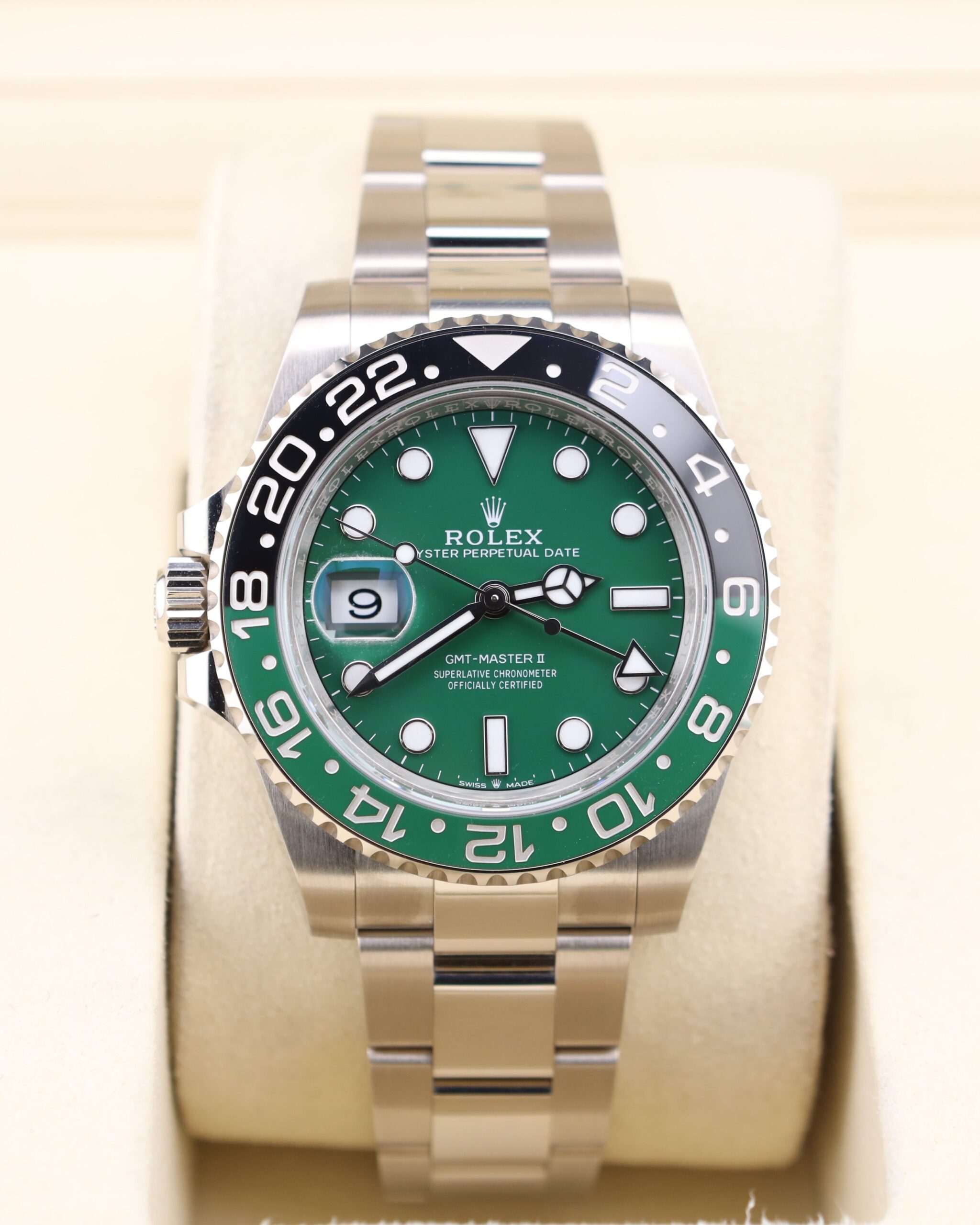 Vintage diver mechanical watch with rotating bezel